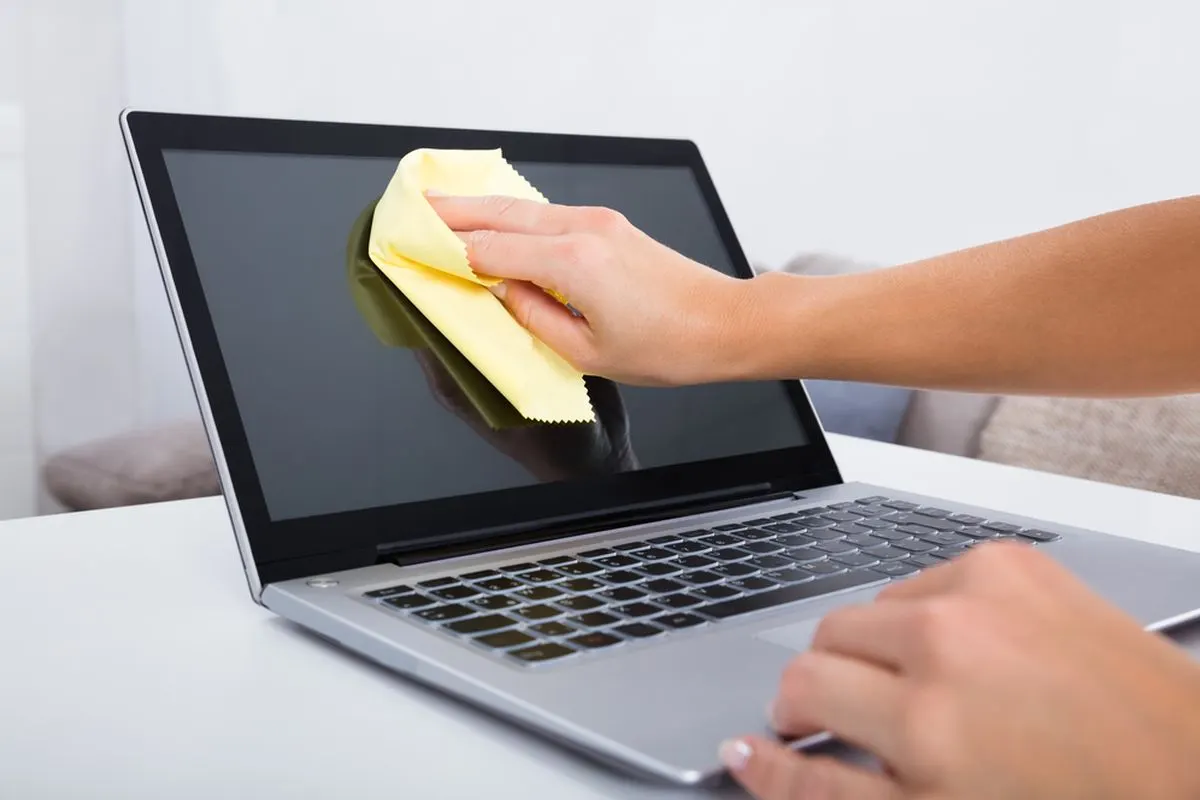 Membersihkan laptop