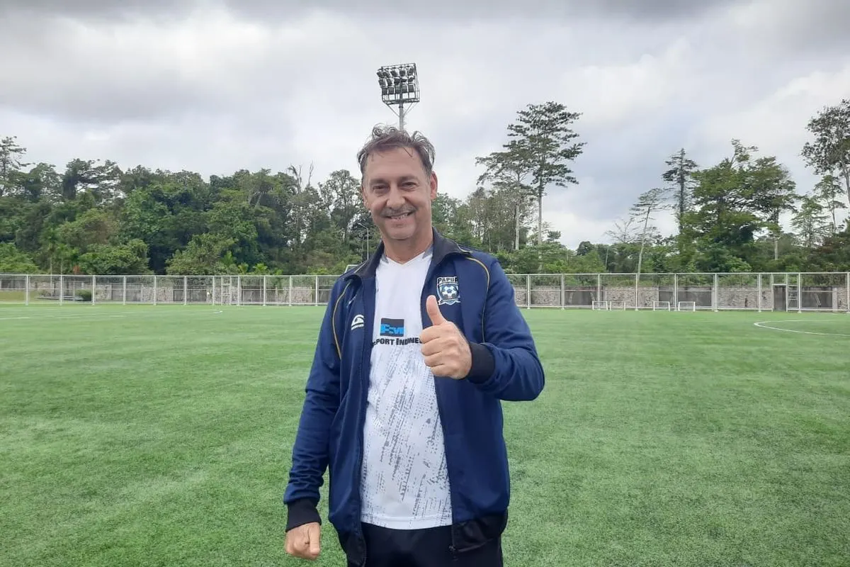 Wolfgang Pikal Direktur Papua Football Academy di Mimika Sports Complex  Sumber: https://bola.kompas.com/read/2026/09/15/12191488/wolfgang-pikal-bicara-perbedaan-timnas-era-dulu-dan-kini-klaim-level-top-asia.   Membership: https://kmp.im/plus6 Download aplikasi: https://kmp.im/app6