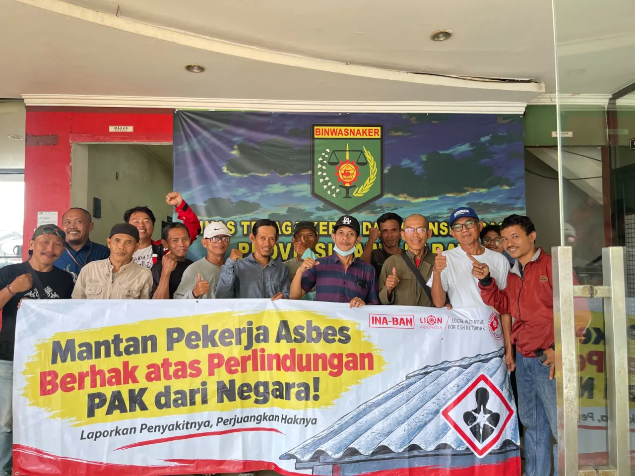 Mantan pekerja industri asbes di Karawang memasuki tahap pelaporan kepada pengawas ketenagakerjaan. Belasan mantan pekerja melaporkan dugaan Penyakit Akibat Kerja kepada UPTD Pengawasan Ketenagakerjaan Wilayah II Karawang, Senin (28/9/2026).