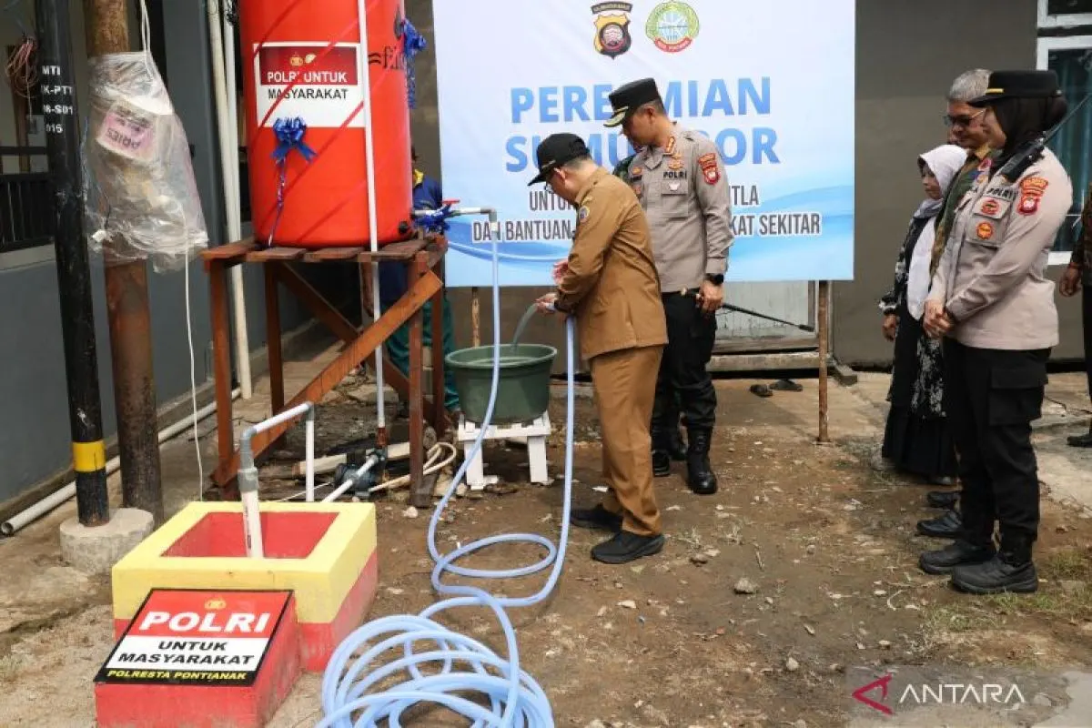 Kapolresta Pontianak Kombes Pol Endang Tri Purwanto (kedua kiri) bersama Kadis Pekerjaan Umum Kota Pontianak Firayanta (kiri) dan Kapolsek Pontianak Selatan, AKP Inayatun Nurhasanah (kanan) meninjau tangki penampungan air bersih dan sumur bor saat peresmian di Gang Cahaya Baru, Jalan Parit Haji Husin 2, Pontianak, Kalimantan Barat, Selasa (29/9/2026)