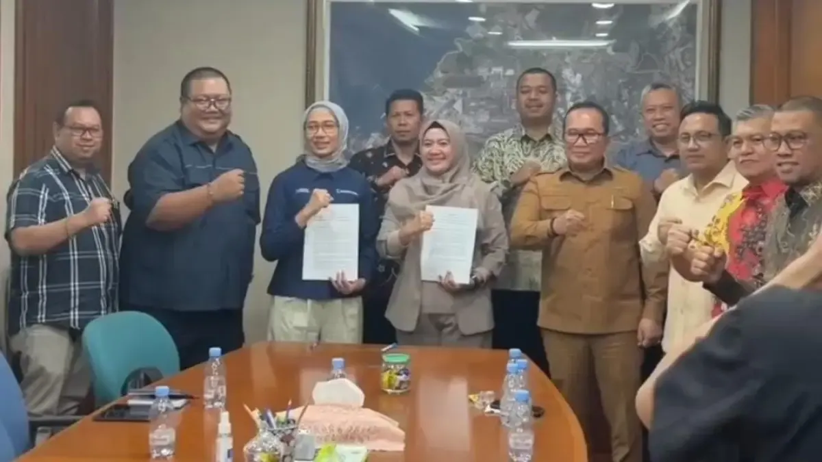 Perumda Aneka Usaha Menanjak Bahagia menandatangani perjanjian kerja sama bisnis dengan PT Krakatau Steel,