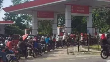 Antrean kendaraan terjadi di sejumlah SPBU di Putussibau, Kabupaten Kapuas Hulu, Kalimantan Barat