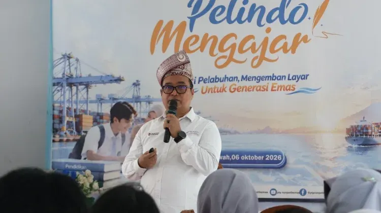 Direktur Utama PTP, Indra Hidayat Sani, menyerahkan bantuan TJSL berupa sarana dan prasarana penunjang pendidikan kepada SMKN 1 Mempawah Hilir dalam kegiatan Pelindo Mengajar 2026,