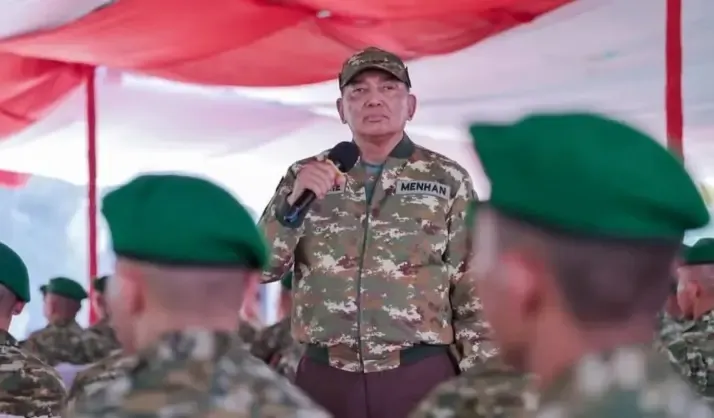 Menteri Pertahanan Sjafrie Sjamsoeddin saat memberikan arahan kepada prajurit ketika mengunjungi YTP 926/Pangalangok Libau di Kabupaten Bengkayang, Kalimantan Barat, Kamis (8/10/2026).
