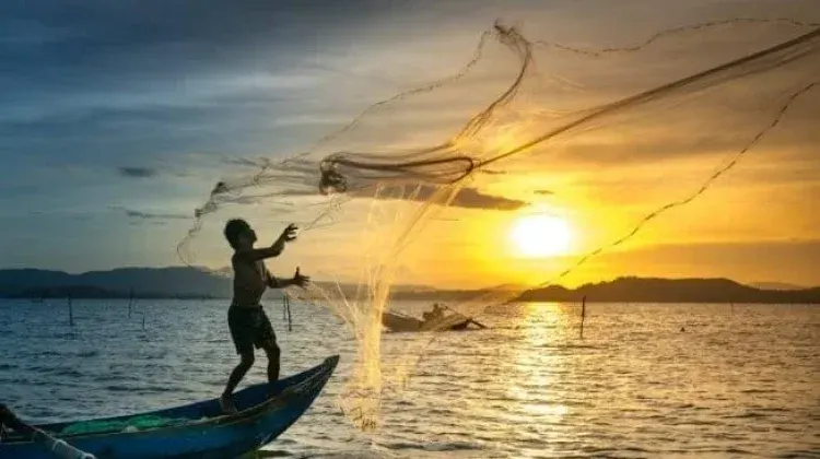 Nelayan tradisional bersiap melaut untuk mencari ikan di perairan Kalimantan Barat. Keterbatasan modal dan akses teknologi menjadi tantangan dalam meningkatkan hasil tangkapan