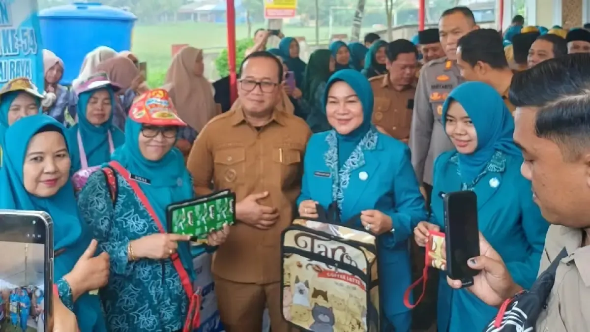 Bupati Kubu Raya Sujiwo didampingi Ketua TP PKK Kubu Raya, Atzebiyatulensi meninjau stan kader PKK usai membuka peringatan Hari Kesatuan Gerak (HKG) PKK tingkat Kecamatan Sungai Raya di Aula Kantor Camat Sungai Raya, Senin (12/10).