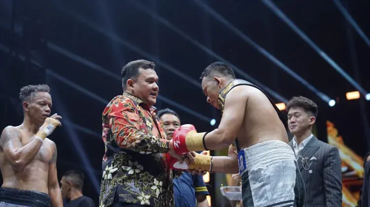 Kapolda Kalimantan Barat Irjen Pol. Alberd Teddy Benhard Sianipar menyerahkan Sabuk Emas kepada Yohanes Yordan