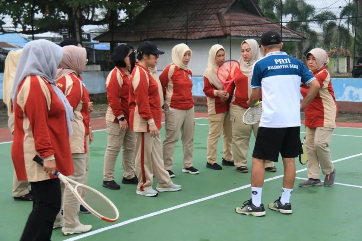 Ketua Umum PELTI Kalbar Erlina Ria Norsan saat kegiatan silaturahmi dan pembinaan organisasi PELTI kabupaten/kota di Lapangan Tenis PELTI Kabupaten Sambas.