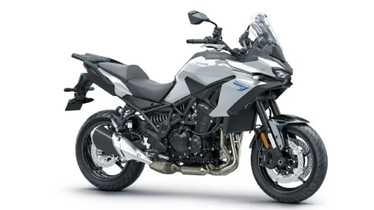 Kawasaki Versys 900 model 2027 mengusung mesin empat silinder 948 cc, rangka trellis baru, serta fitur bantuan berkendara berbasis radar. Motor ini hadir dalam varian standar dan SE