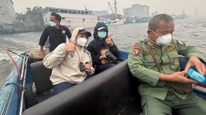Tim BKSDA Kalimantan Tengah bersama Orangutan Foundation International (OFI) menyisir Sungai Kumai.