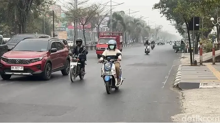 Kondisi jalanan di Kota Banjarmasin saat kabut asap masih menyelimuti