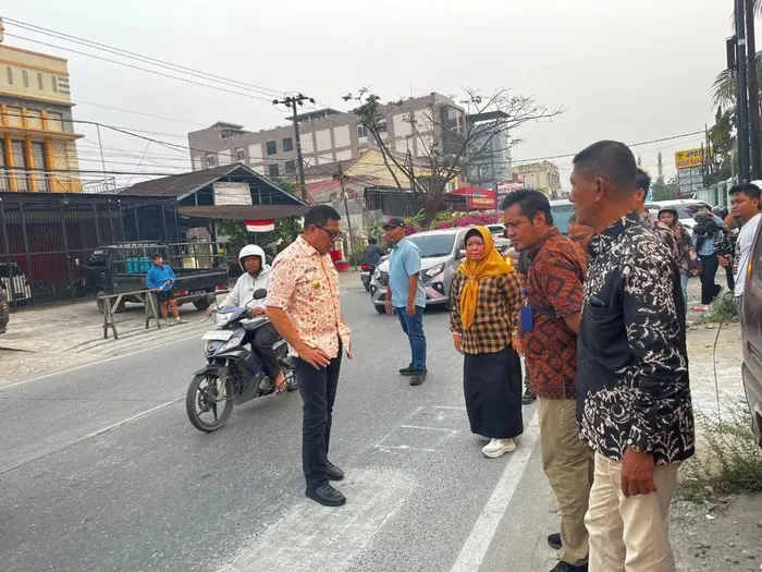 Wali Kota Samarinda Andi Harun meninjau lokasi penggalian yang diduga berkaitan dengan pencurian kabel bawah tanah.