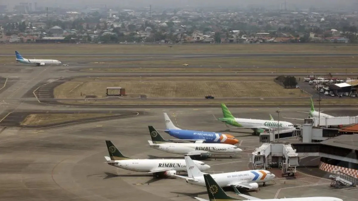 Sejumlah pesawat terparkir di apron Terminal 1 Bandara Soekarno-Hatta,