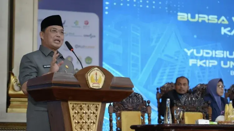Gubernur Kalimantan Barat, Ria Norsan, saat menghadiri Bursa Wirausaha Unggulan 2026 yang dirangkai dengan Yudisium Periode I Fakultas Keguruan dan Ilmu Pendidikan (FKIP) Universitas Tanjungpura, di Auditorium Untan, Pontianak, Senin, 26 Oktober 2026.