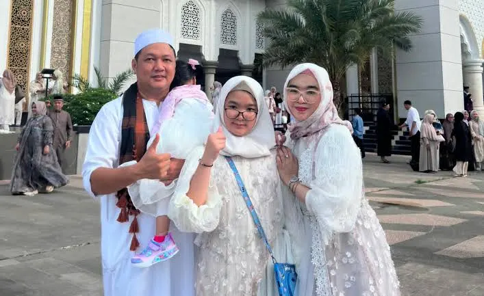 Alesha Zahra Widodo (tengah) bersama sang ayah dr. Sugeng Eko Widodo dan bunda dr. Aulia Rizkia.