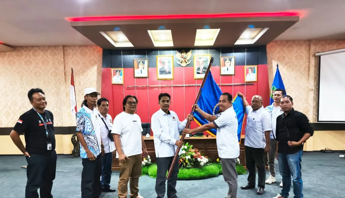 Ketua PWI Kalbar Kundori saat menyerahkan bendera pataka kepada Ketua Pokja Kabupaten Sanggau dan Landak usai OKK VI di Sanggau, Rabu (28/10/2026).