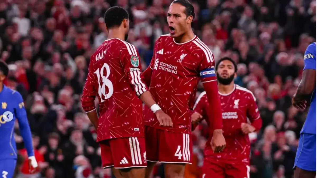 Cody Gakpo dan Virgil van Dijk berselebrasi bersama setelah Liverpool mencetak gol dalam pertandingan Carabao Cup melawan Chelsea di Anfield