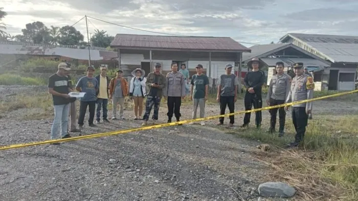 Pemasangan police line di lokasi yang disengketakan dalam kasus Pamar Lubis