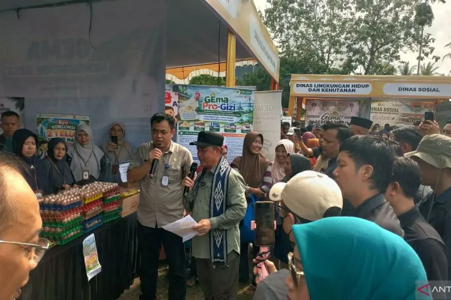 Gubernur Kalbar Ria Norsan saat membuka kegiatan Gema Membangun Desa (GMD) di Lapangan Sepak Bola Gamora, Desa Karimunting, Kecamatan Sungai Raya Kepulauan, Kabupaten Bengkayang, Jumat (30/10/2026).