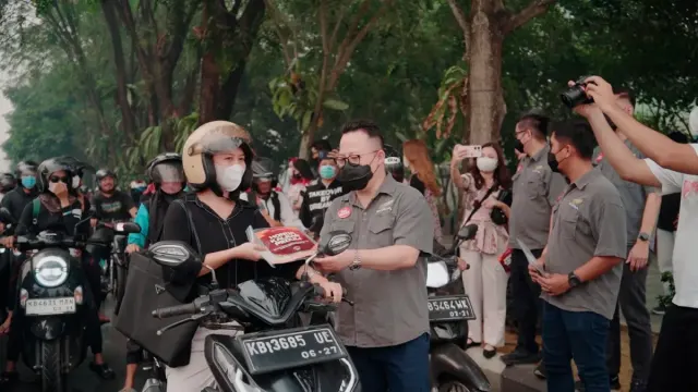 Peringati Hari Pelanggan Nasional 2026, Astra Motor Kalbar Salurkan Bantuan Kesehatan dan Air Bersih untuk Korban Karhutla