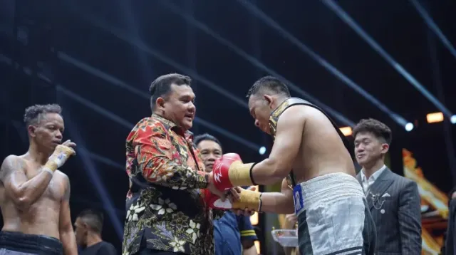 Kapolda Kalbar Serahkan Sabuk Emas di Kejuaraan Tinju Internasional ABF 2026